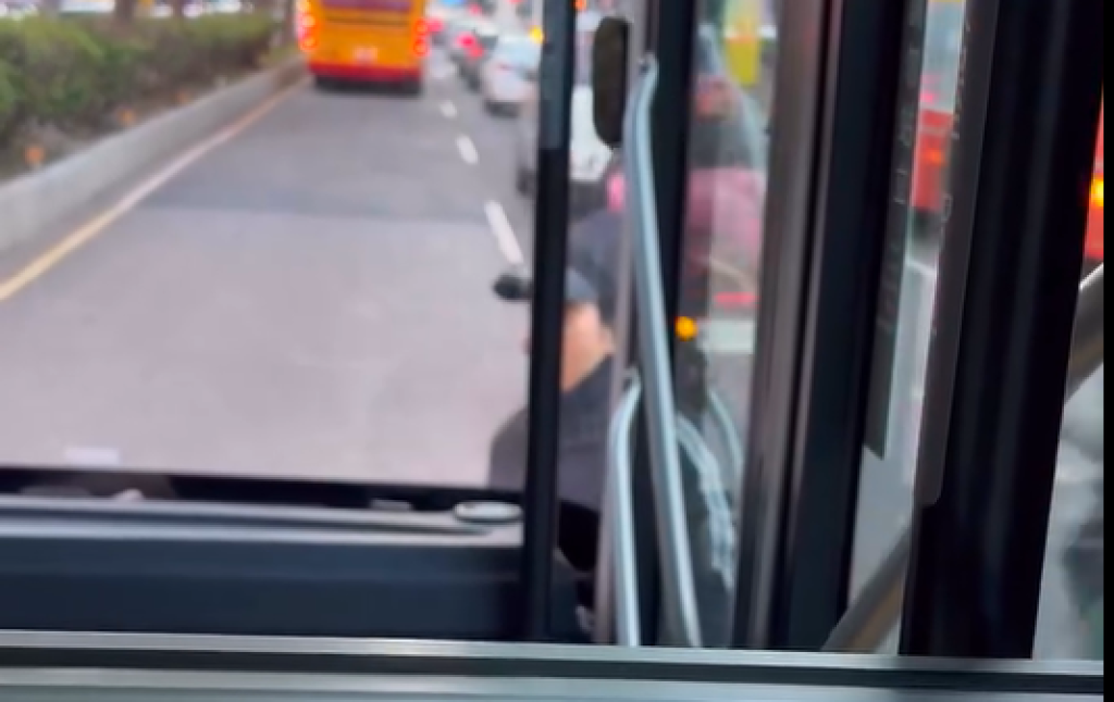 影／沒趕到車？女衝三線道到內線「肉身擋公車」敲門　公車司機：妳要不要我報警