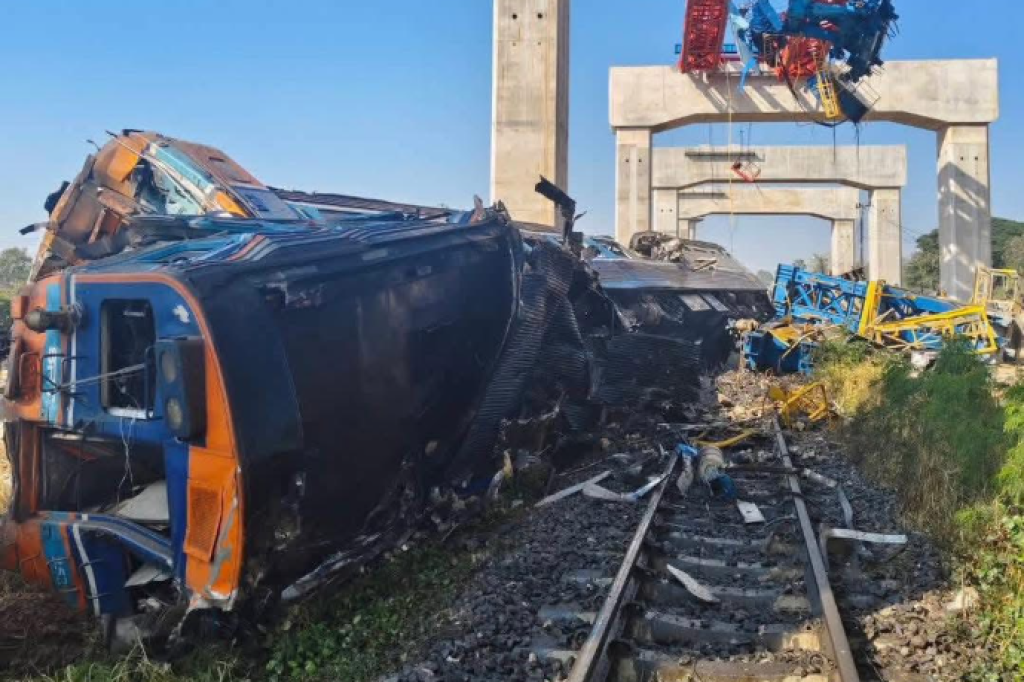 影／至少22死55傷！泰國高鐵施工「起重機倒塌」　列車遭擊中出軌起火燃燒