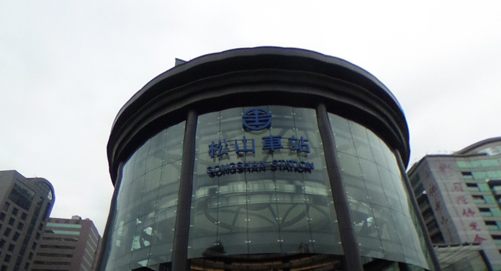 松山車站突冒白煙！手扶梯故障嚇壞旅客　台鐵急停機排煙