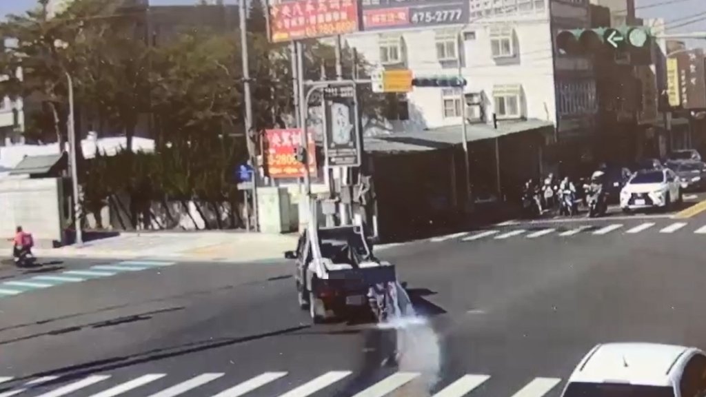 中壢貨車一路漏油300公尺！　警調監視器以車追人開罰