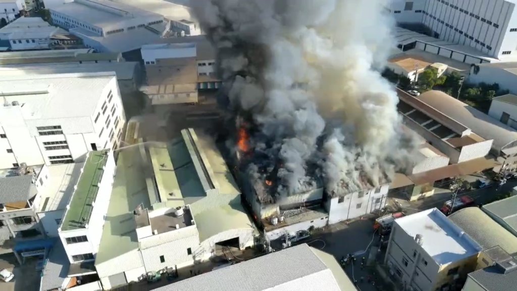 新／台南安南工廠火警！烈火濃煙狂竄…波及隔壁  消防射水搶救