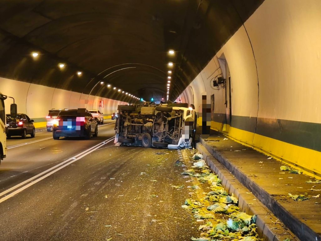 國道3號新店隧道內貨車急切翻覆！　青菜掉滿地