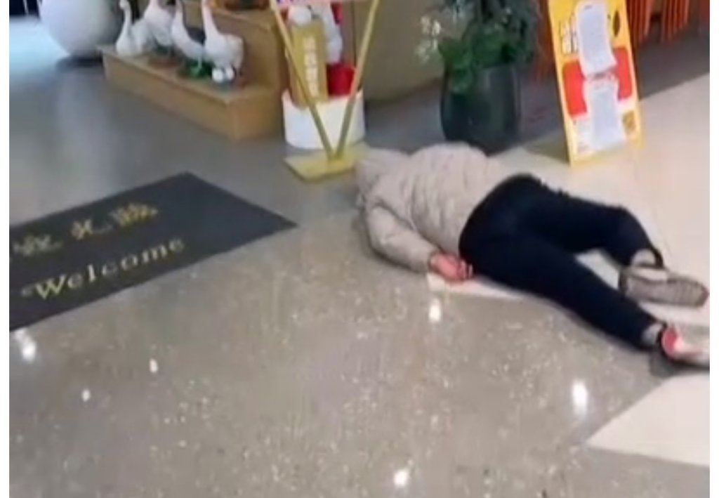 影／離職後的復仇！陸大媽餐廳門口連躺4天索賠　店家營業額下降無奈立牌「請勿觸碰」