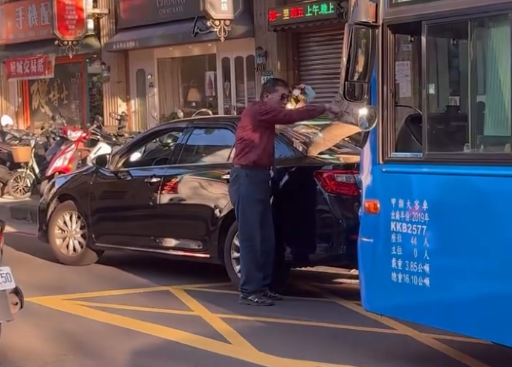 影／林口路霸！轎車占用車道被扒　駕駛下車「要客運後退」嗆要檢舉司機