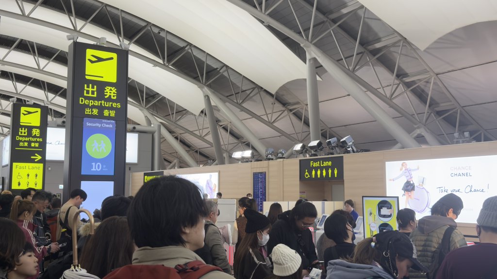快訊／直擊／日本關西機場大亂！不明原因安檢全暫停   大批旅客全塞安檢門