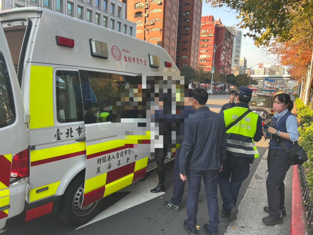 捷運車廂突問「要剪頭髮嗎？」　女子持剪刀嚇壞乘客　忠孝新生站急停處理