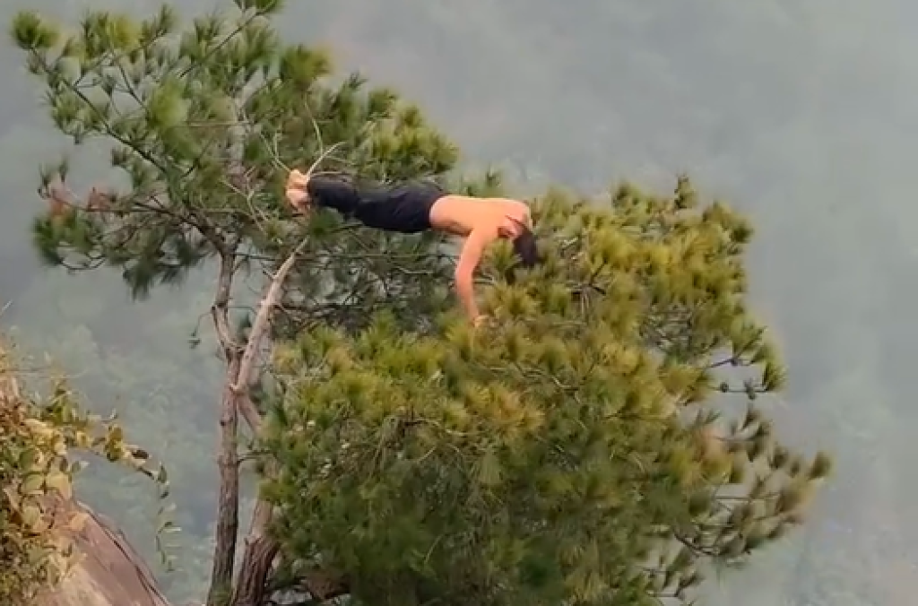 影／南山虛靈峰變健身房！半裸男在峭壁樹上練伏地挺身　登山客全看傻