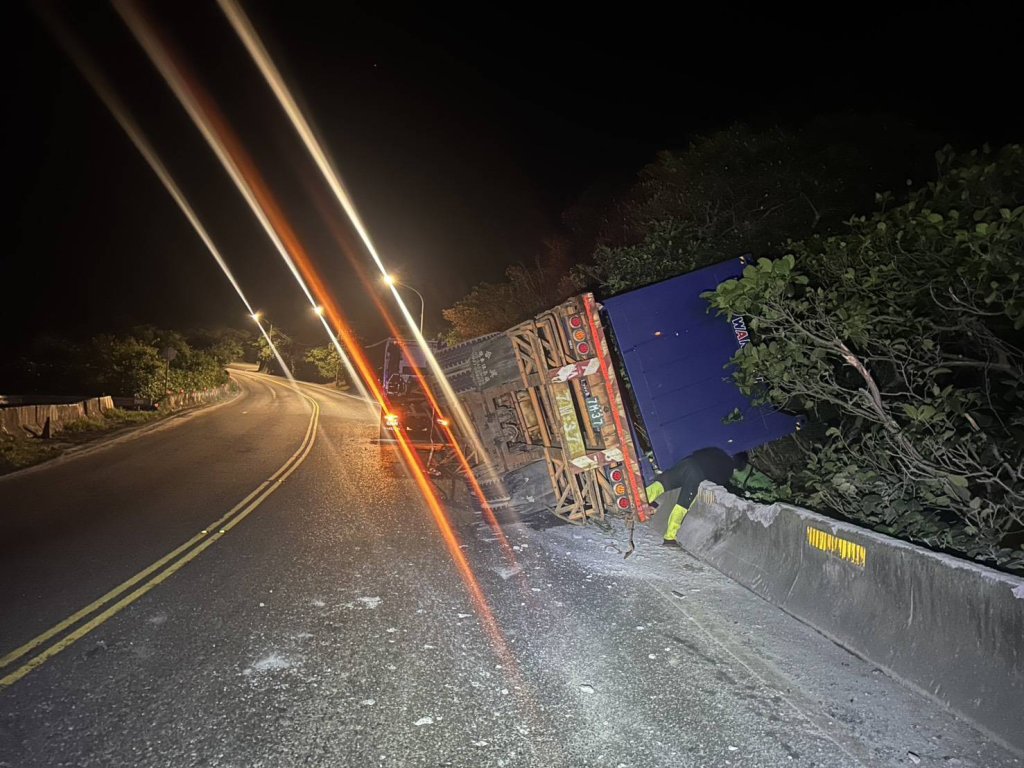 台2線貢寮龍洞貨櫃車翻覆！ 　交通受阻2小時
