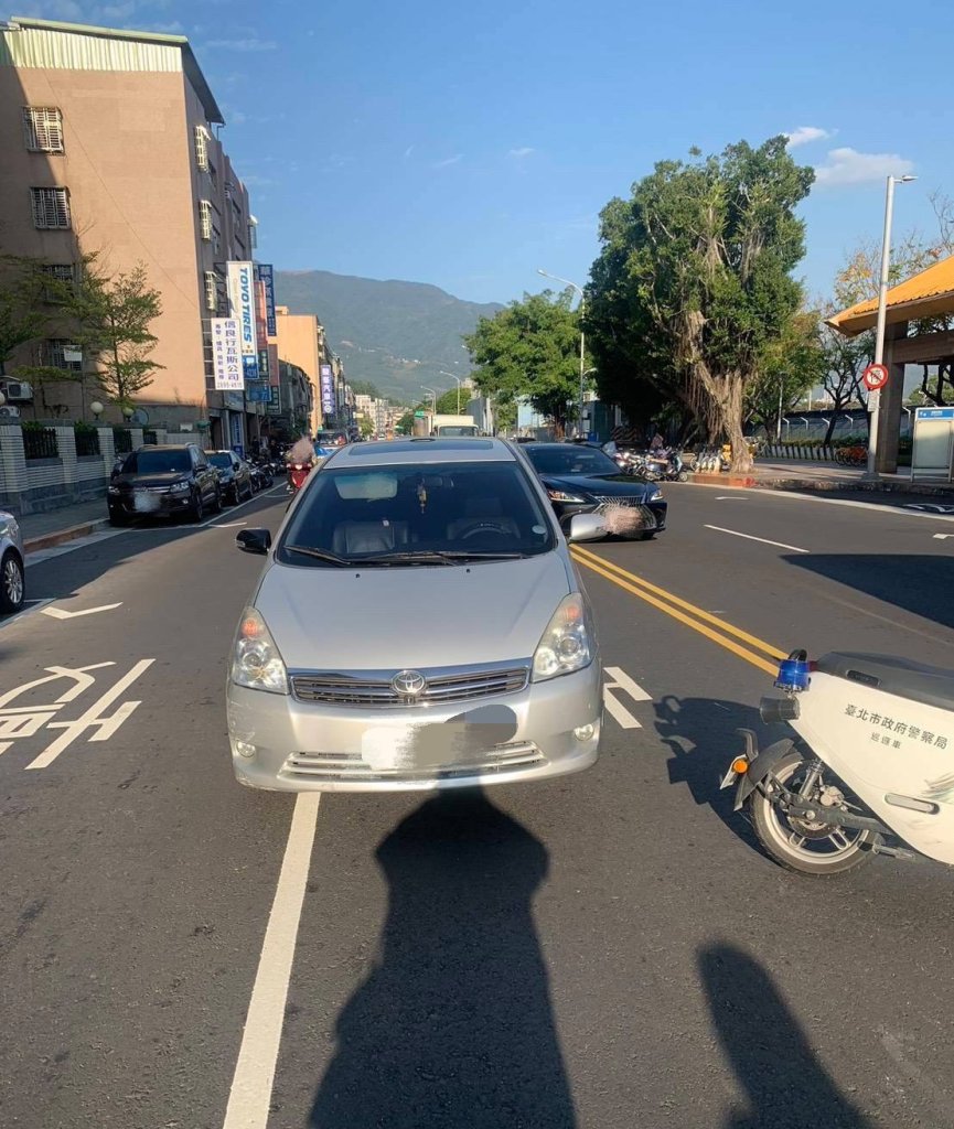 警攔闖紅燈反遭撞倒 北投捷運站前驚險一瞬 51歲警員送醫