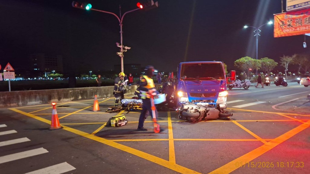 影/下班尖峰一聲撞擊　大里路口左轉撞直行　騎士噴飛送醫