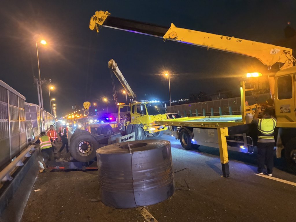 國道10號驚魂夜！聯結車故障鐵圈掉滿地　板車撞護欄側翻