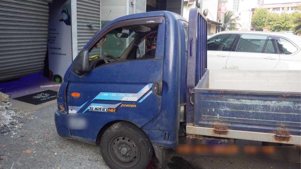 瞬間破門！「小貨車暴衝」撞水族館鐵捲門 大片玻璃碎一地