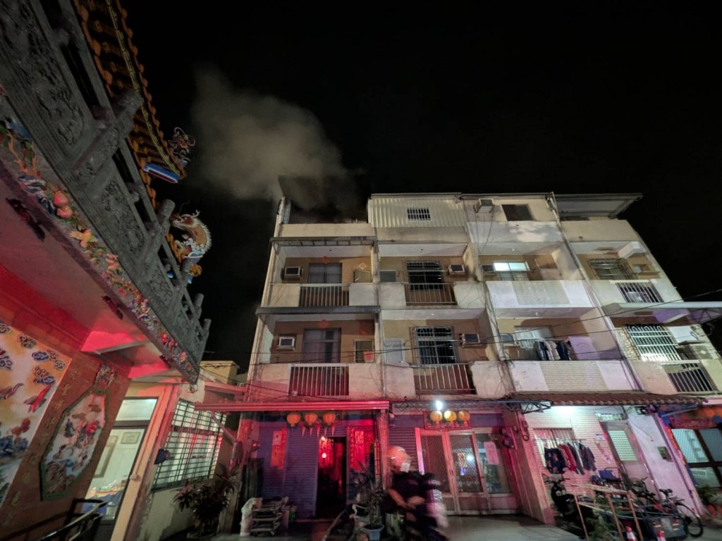 高雄私壇頂樓竄火！黑煙竄出、25勇消奮力搶救