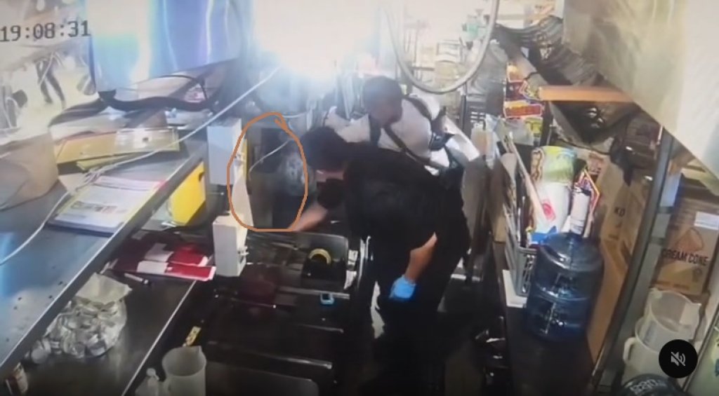 影／兇刀這邊拿的！港男潛入唐吉訶德廚房搶走牛肉刀「商場挾持女人質」　砍下時警轟2槍擊斃