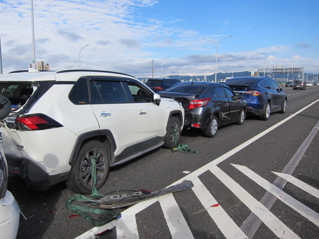 影/一個恍神害四車全傷！台74線連環追撞