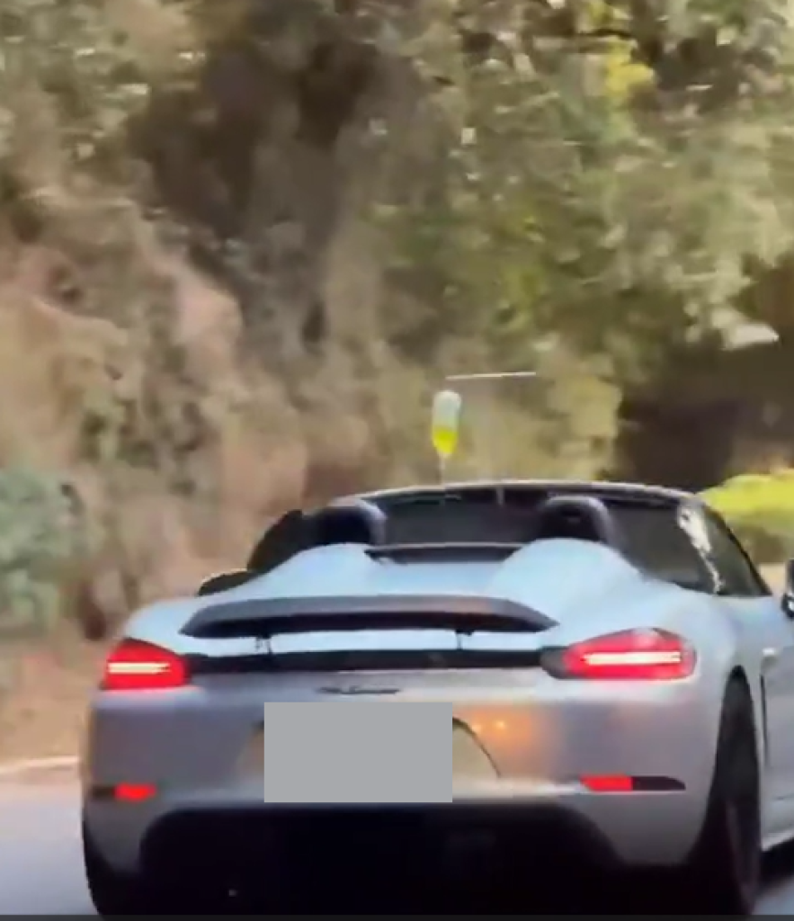 影/敞篷保時捷掛點滴上路！網友笑翻：活著就要有儀式感