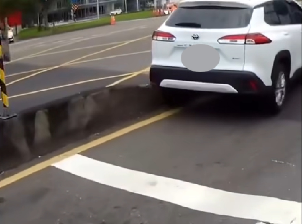 白色休旅車暴衝撞護欄！網友嘆：切西瓜切習慣了