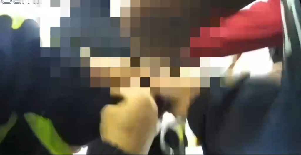 公車驚魂！北投婦人公車上亮美工刀　遭上銬管束強制送醫