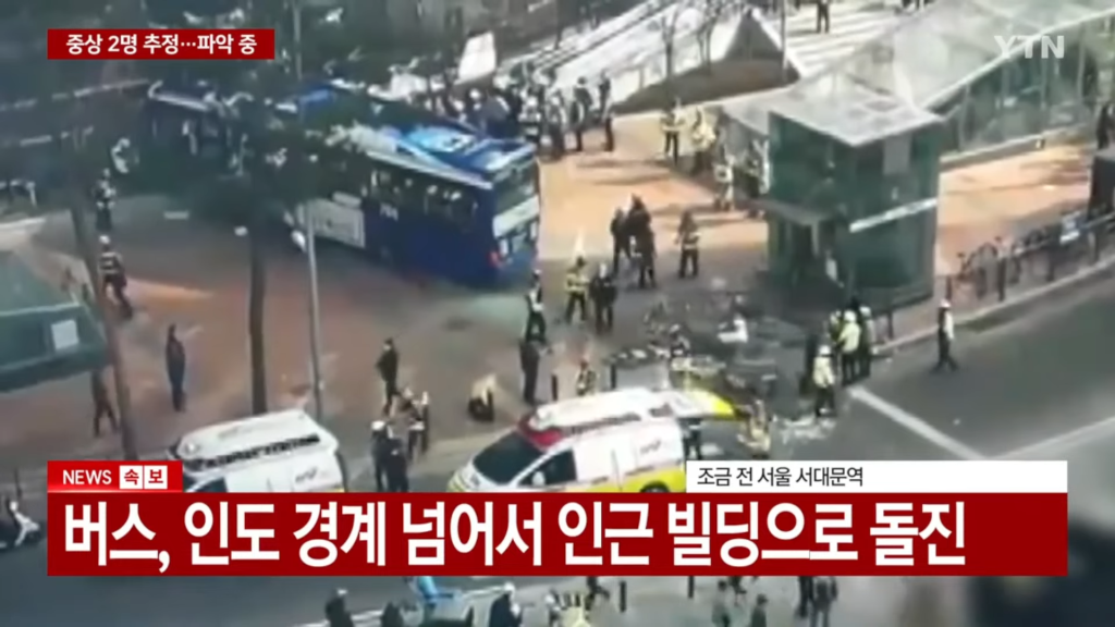 快訊／首爾驚悚暴衝！公車衝上人行道「13人受傷」　2行人重傷送醫