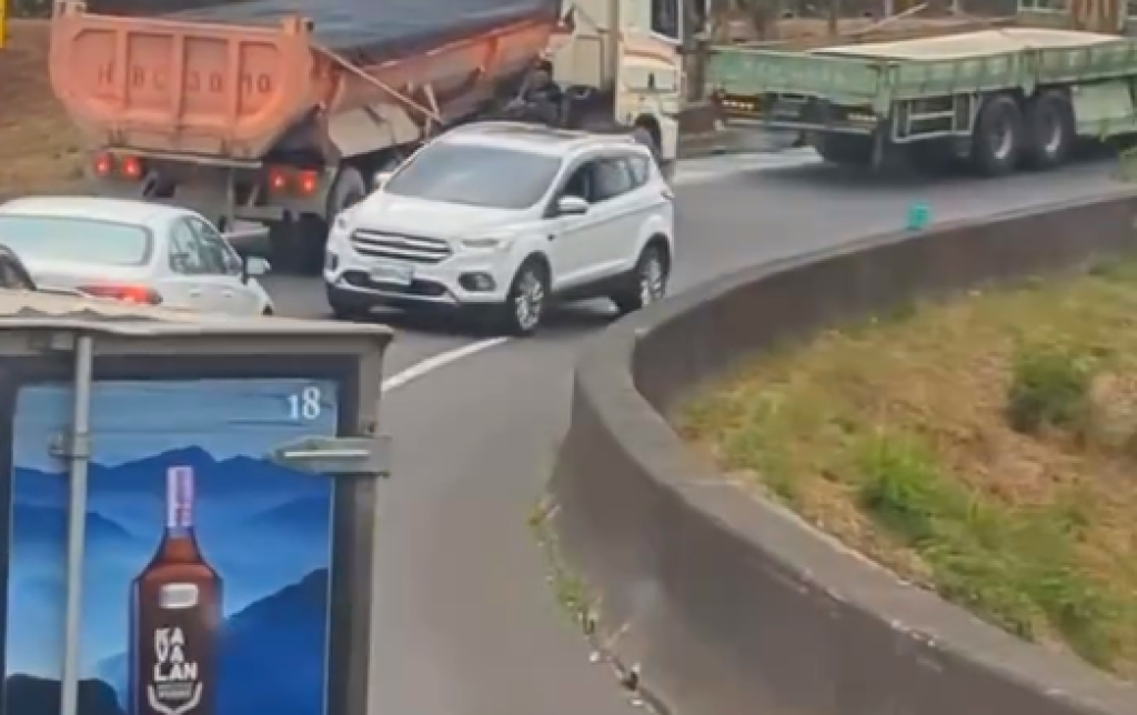 影／國道奇觀！休旅車逆向閃車陣下交流道　同時間小貨車跨槽化線換道