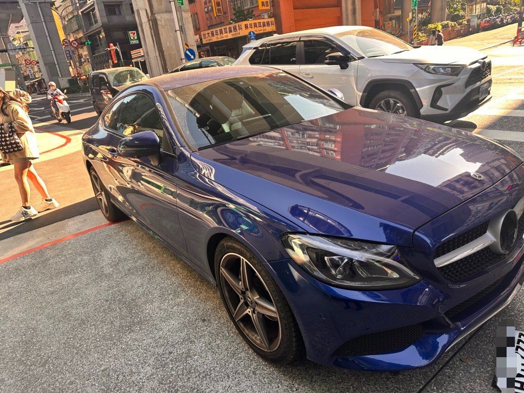 無照還借車！26歲男開同事賓士追撞2機車　中和路口監視器全拍下