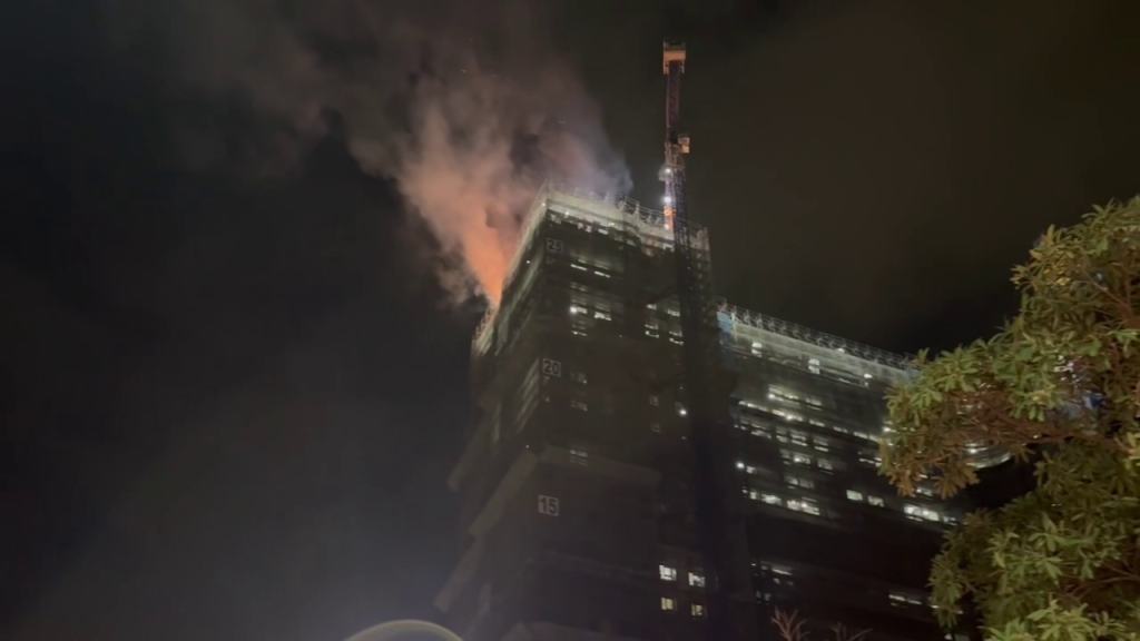 快訊／台南安南新建大樓火警！28樓起火射水困難　警消辛苦爬上滅火