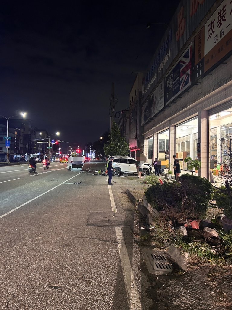 看導航...出事了！轎車失控「連撞帶翻」毀路邊1車