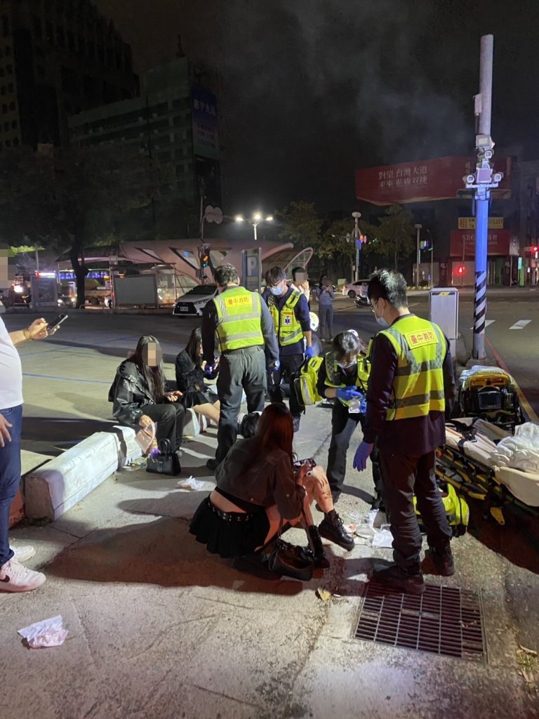 撞擊畫面曝光！台中兩轎車擦撞衝騎樓再撞機車腳踏車　釀6人受傷