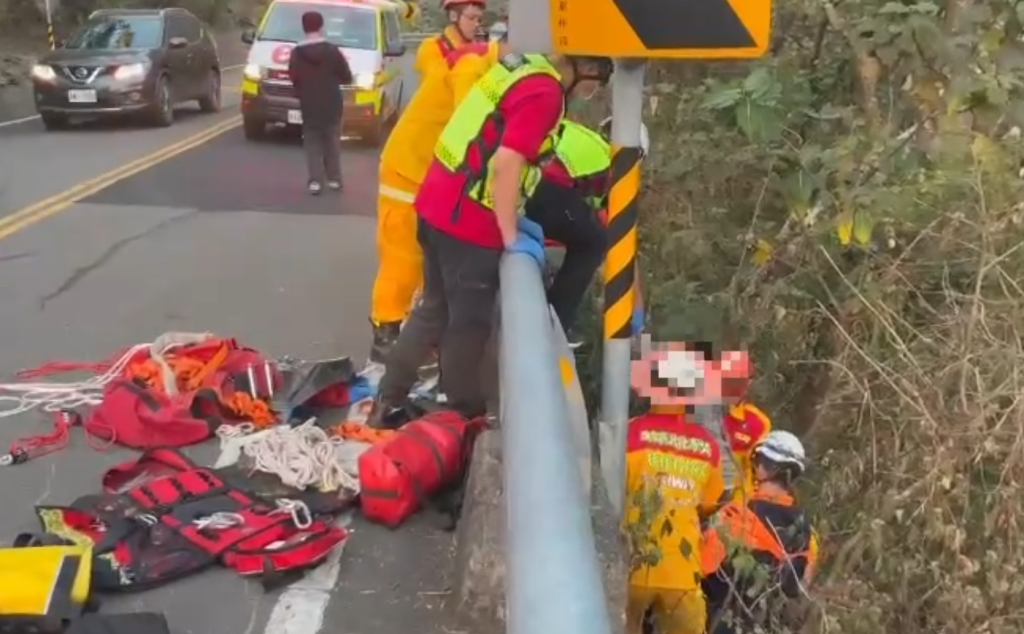 屏東三地門機車衝落路旁9米山坡！　駕駛被救起受輕傷