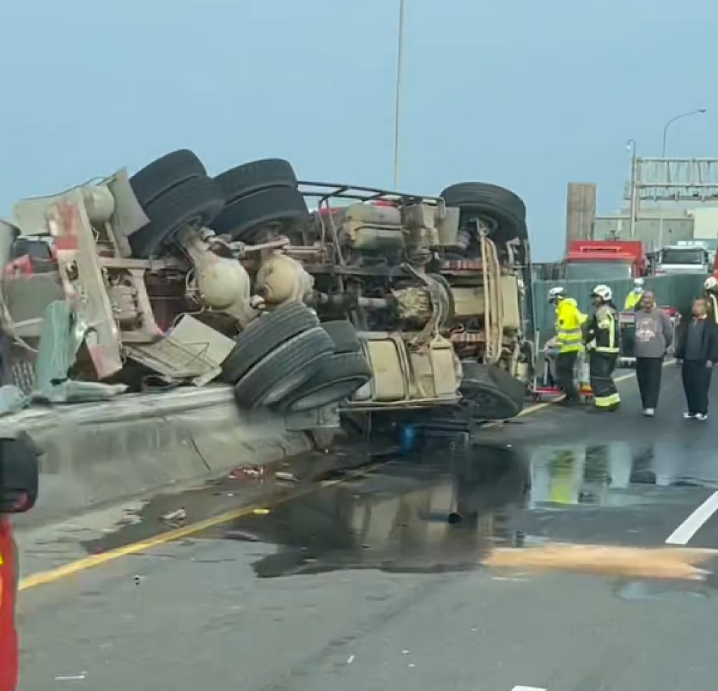 西濱大園路段水泥車翻覆！　警消人員處理中