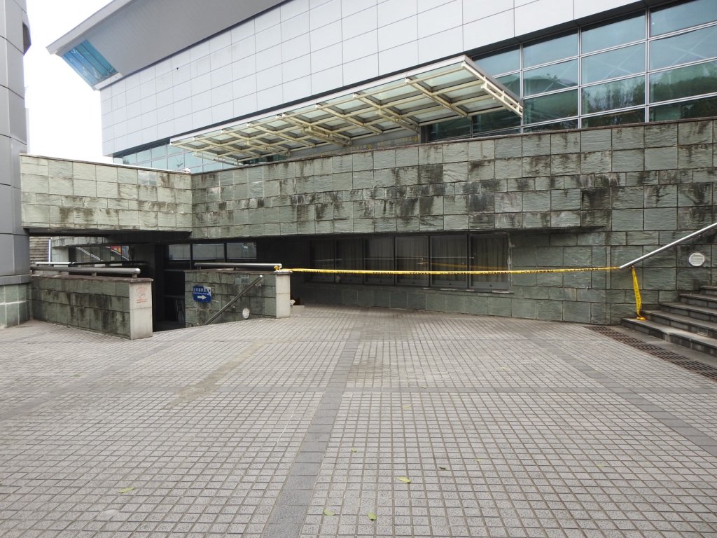 死因不明！　男子陳屍新莊籃球館外臉部佈滿嘔吐物 