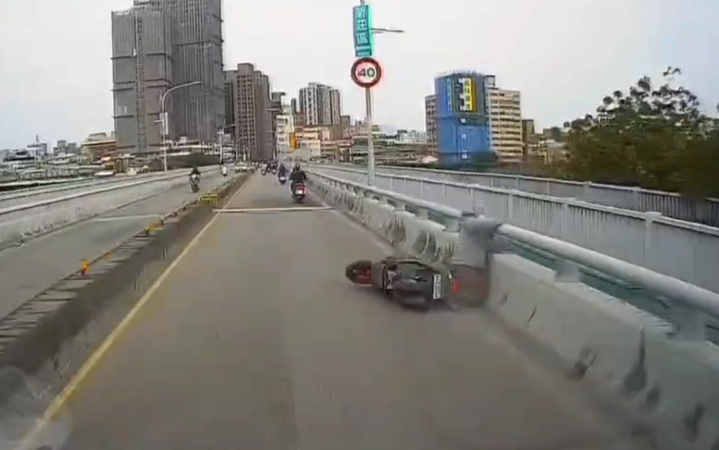 擦撞自摔機車！　駕駛PO行車紀錄器自清