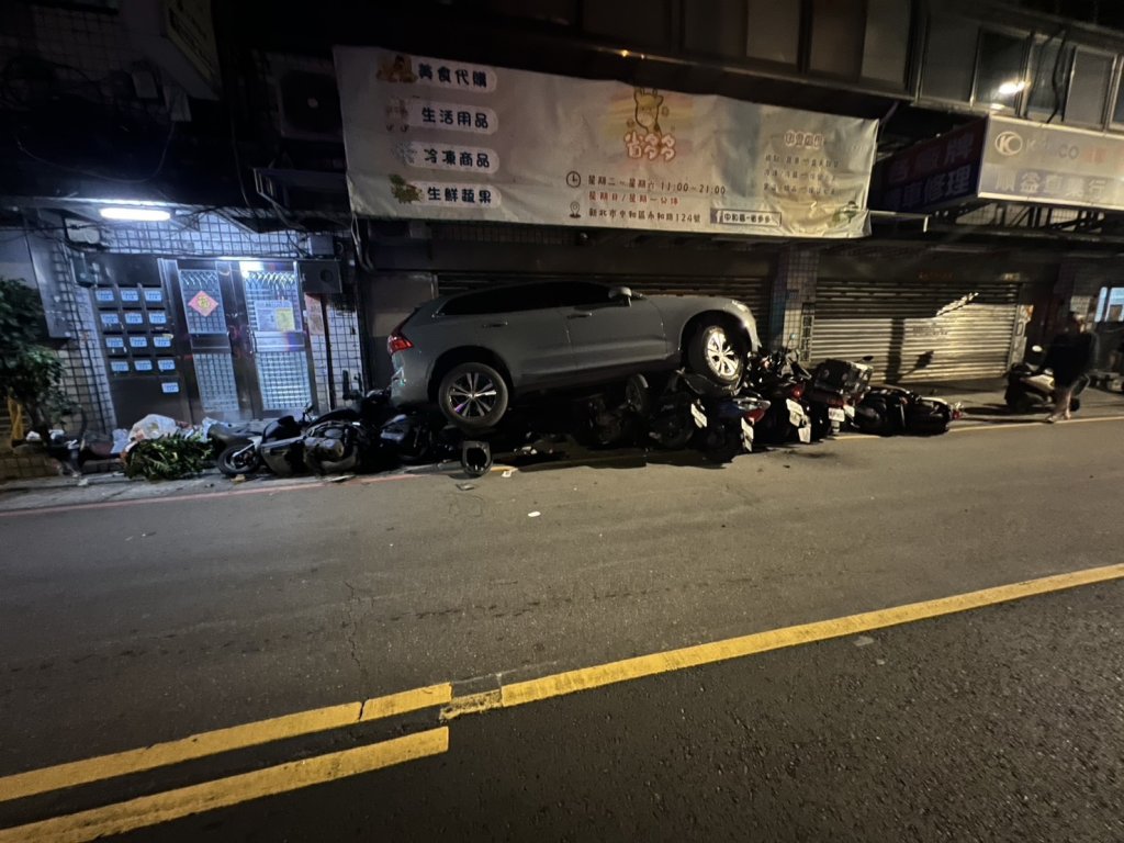 疲勞駕駛肇事！ 　VOLVO休旅車休旅車撞13輛機車卡在車堆上