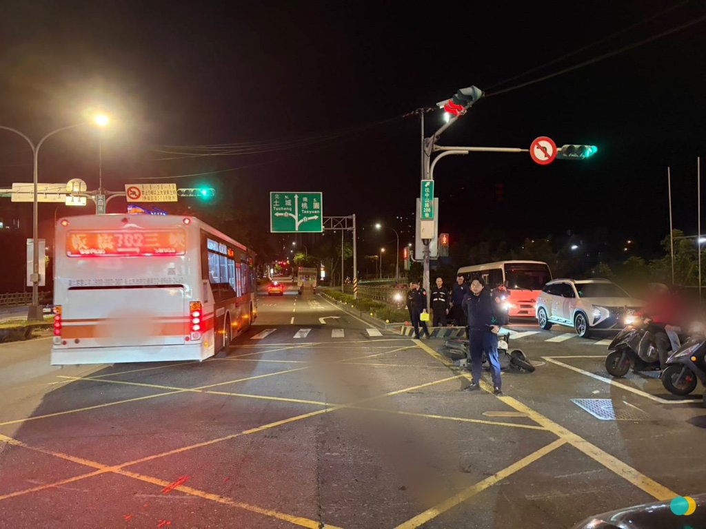 三峽死亡車禍！母騎機車載女兒與大貨車相撞 母傷重不治女兒輕傷