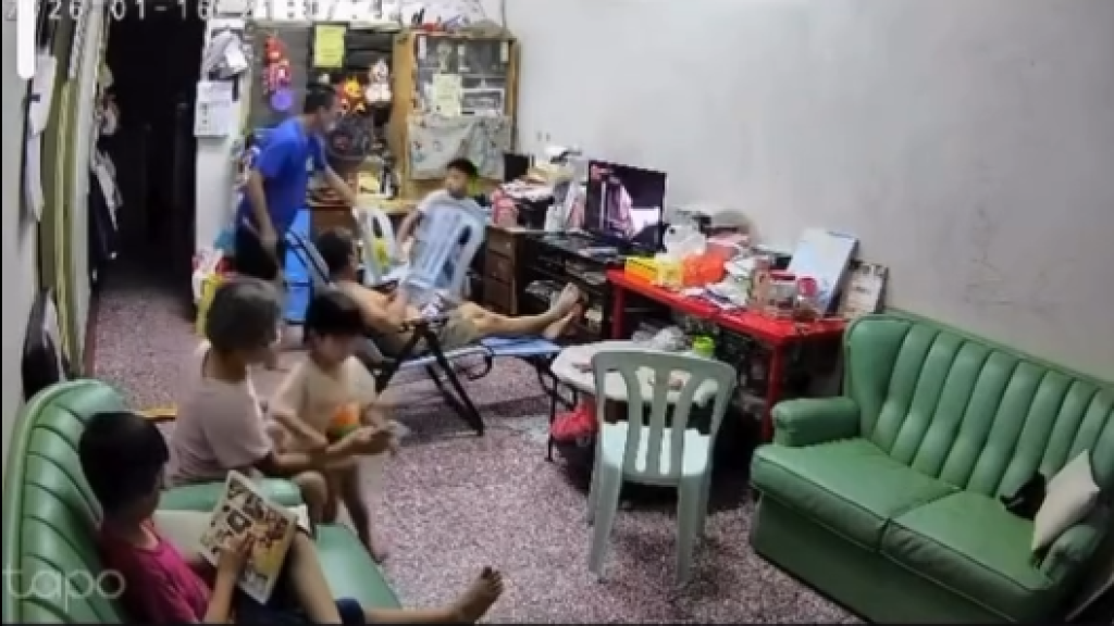 影／殘忍畫面瘋傳！大馬2幼童哭鬧惹怒舅舅　慘遭「藤條抽打＋椅子狂砸」一旁大人竟冷眼看