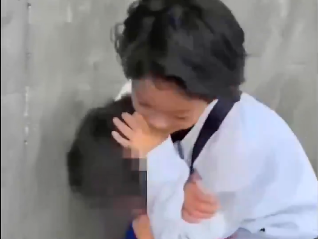 影／日本霸凌影片瘋傳！國中生「掐脖鎖喉」小學生還推下海　議員回應了