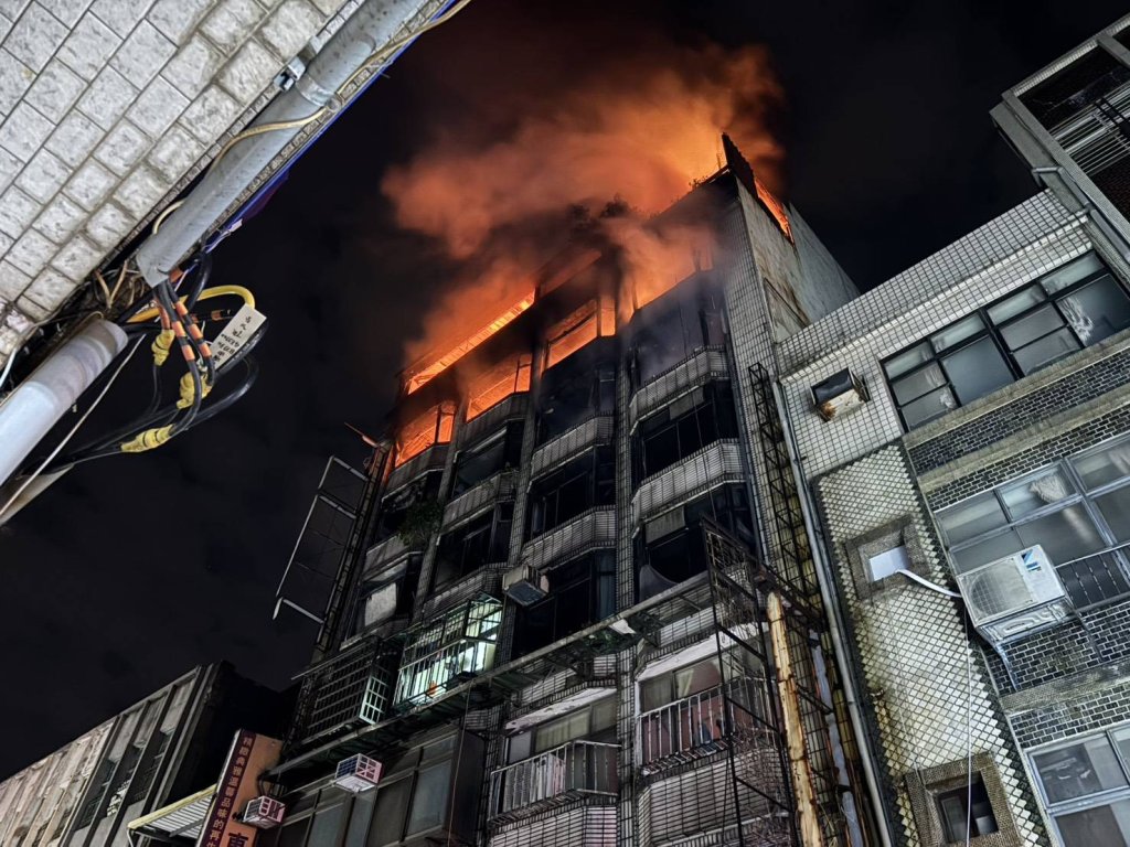 桃園廢棄華廈暗夜竄火　竟是街友燒垃圾闖禍