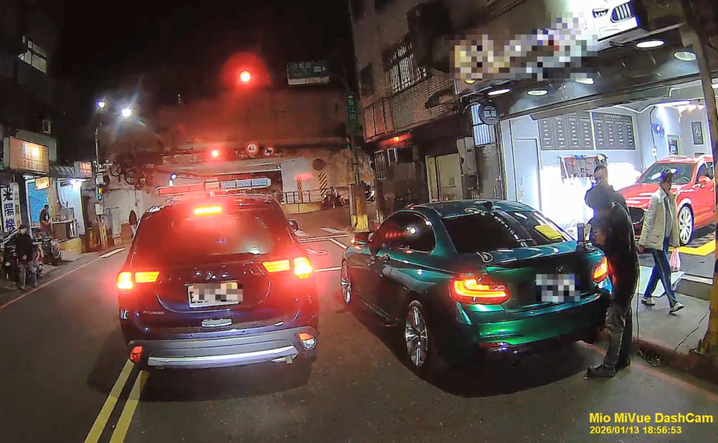 視若無睹？汐止洗車店「佔半車道」紅線違停 警車路過未取締引發民眾質疑