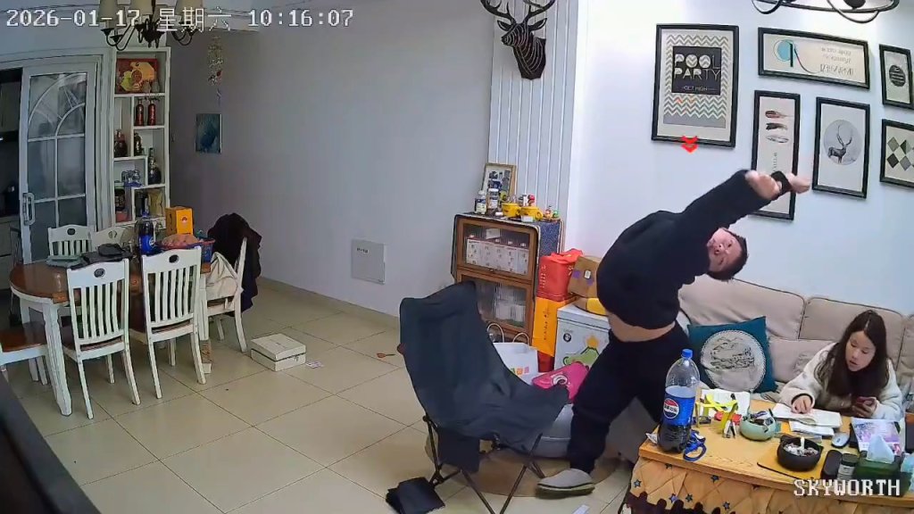 影／母嚇壞！陸14歲少年「連寫作業5小時」　起身伸懶腰突暈倒撞桌落地