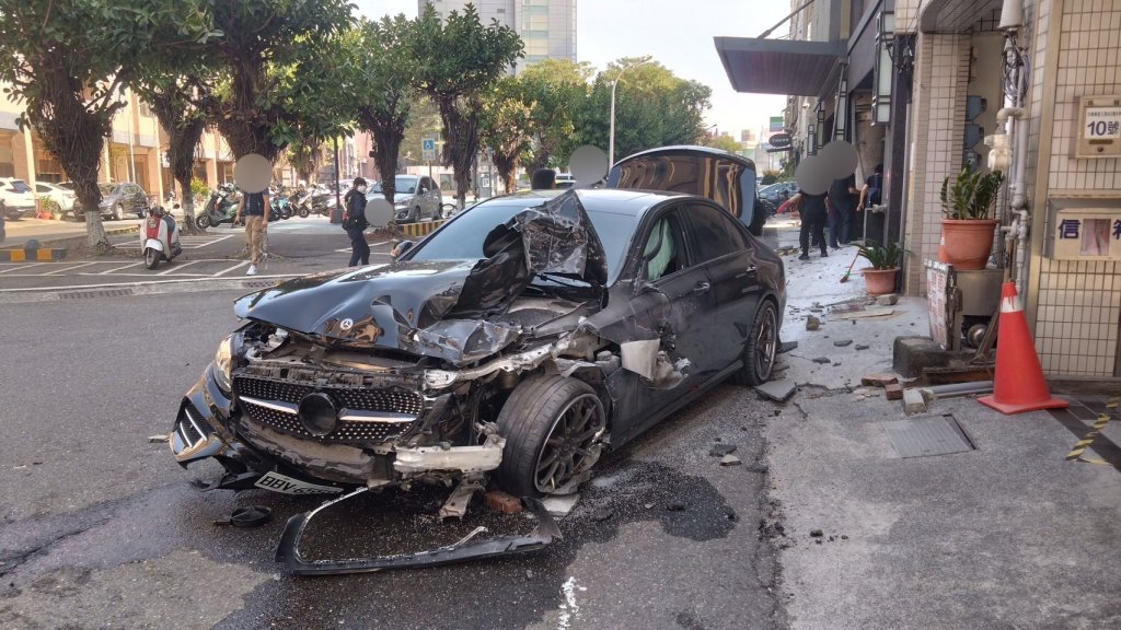 有片／台南賓士高速衝出！撞店家柱子…車頭撞爛 駕駛四肢挫傷