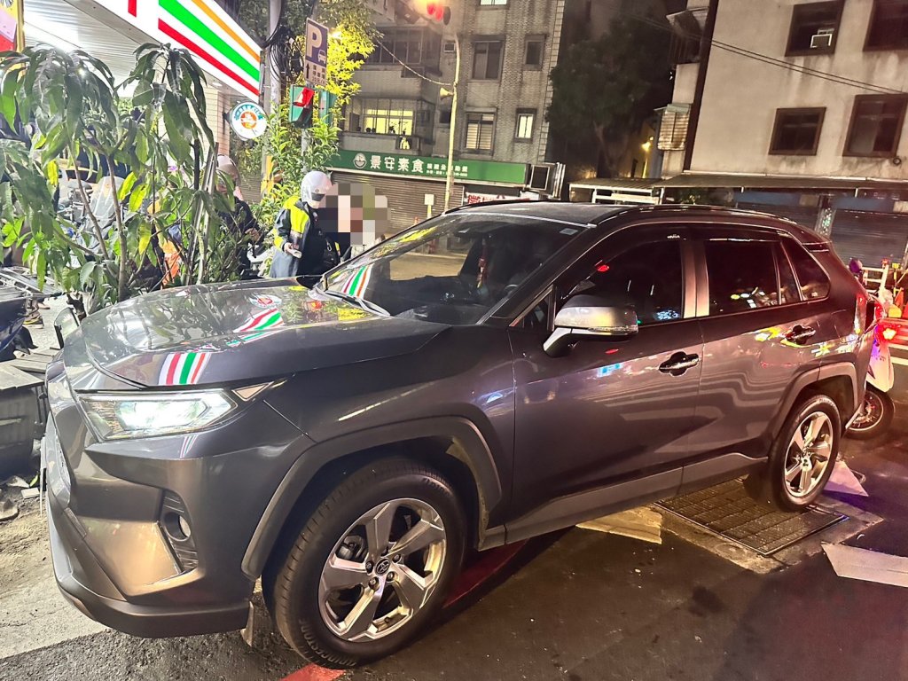 影/吃感冒藥上路！中和77歲翁頭暈失控 休旅車撞爆超商柱子