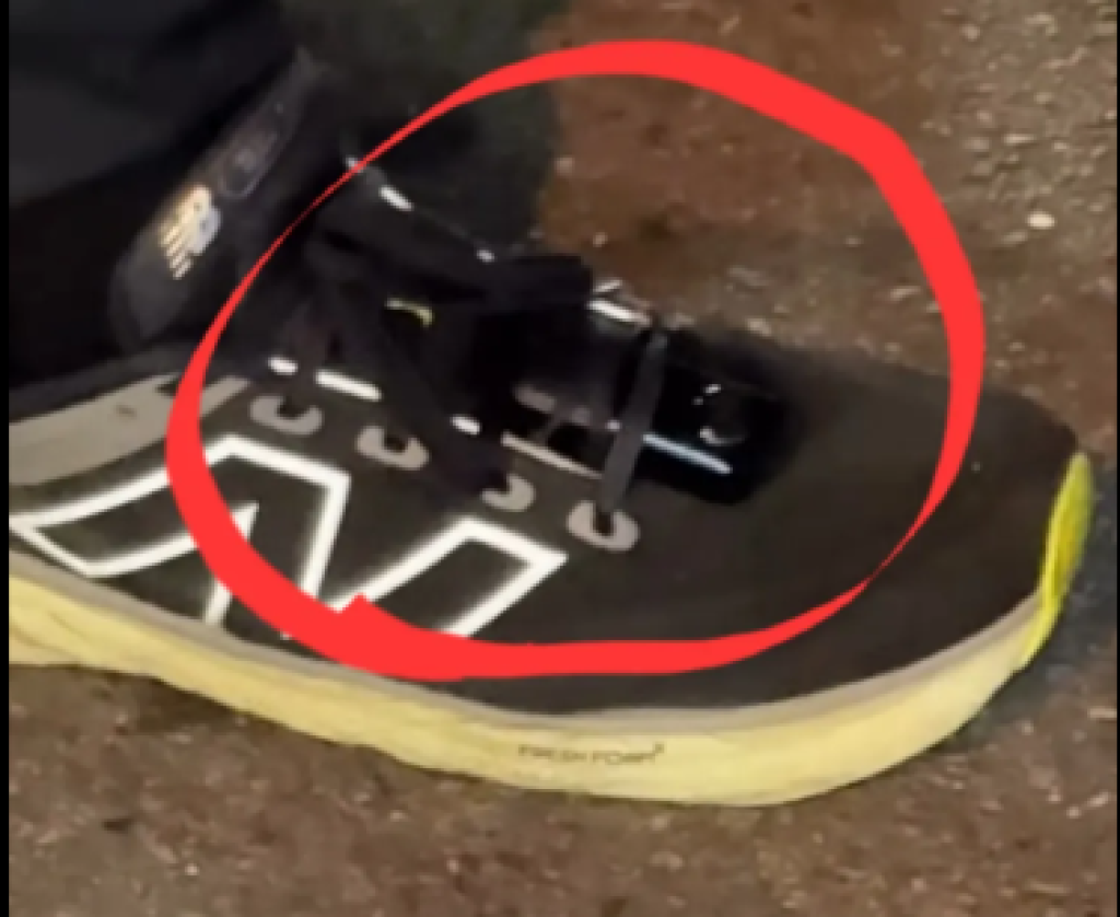 影／逢甲商圈驚傳偷拍！男腳上疑綁密錄器「靠近短裙女」　詭異行徑全被錄