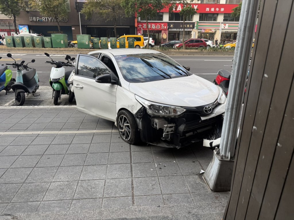 北市小客車欲停車卻突「暴衝」　殺上人行道自撞路燈波及成排機車