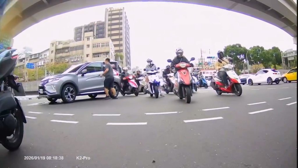 影／警就在旁邊！休旅車闖紅燈「擊落起步機車」　騎士慘遭撞飛倒地不起