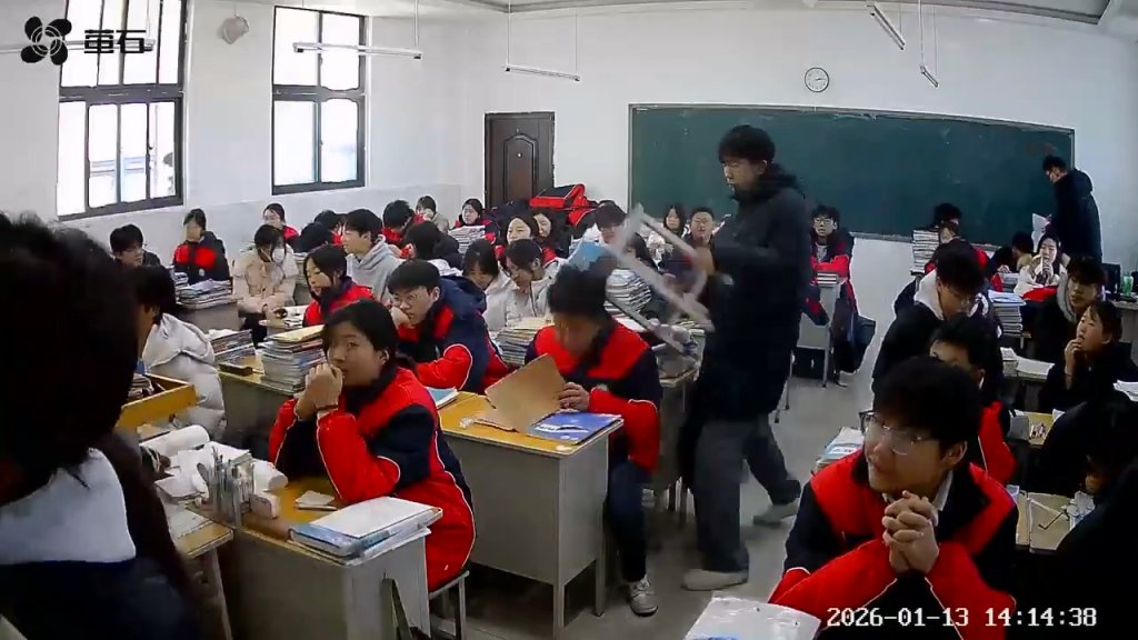 影／河南男學生「拿板凳猛打同學後腦」　校方稱「沒打到」！網友怒批：睜眼說瞎話