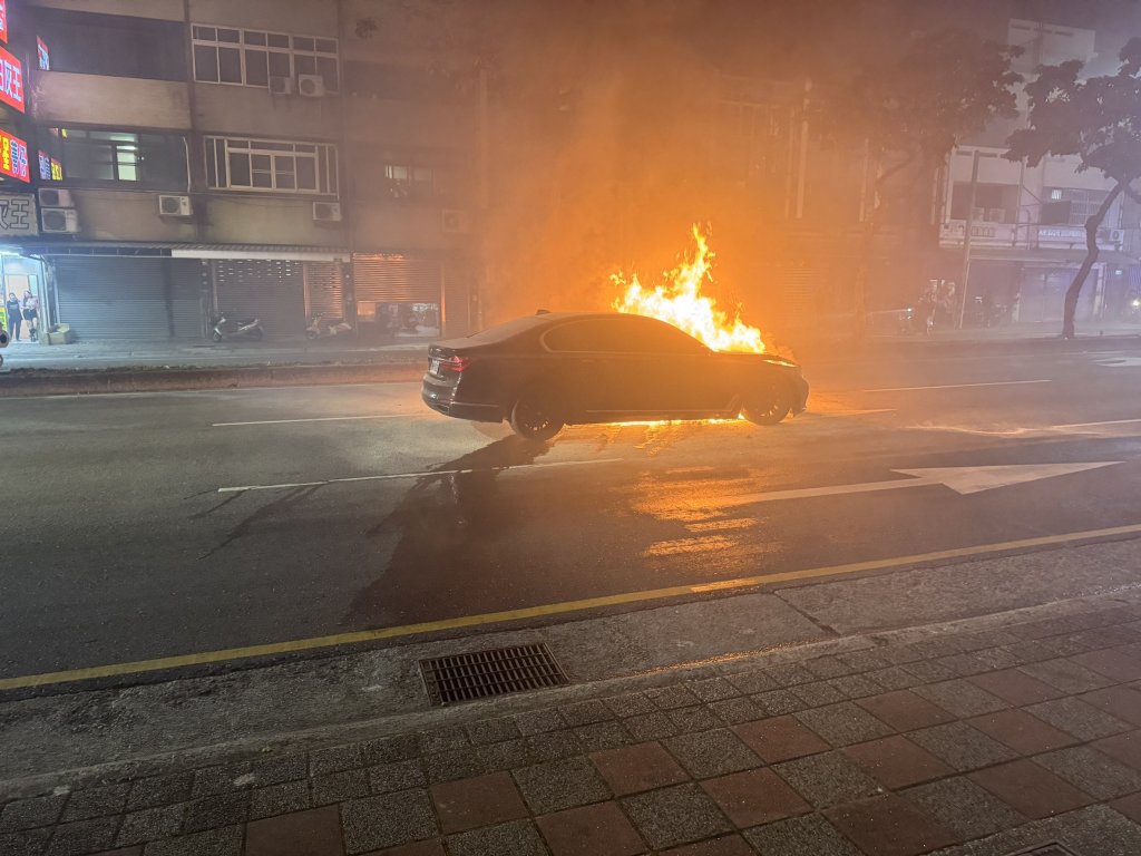 驚!台中神岡轎車引擎突竄火 消防11分鐘火速撲滅無人傷
