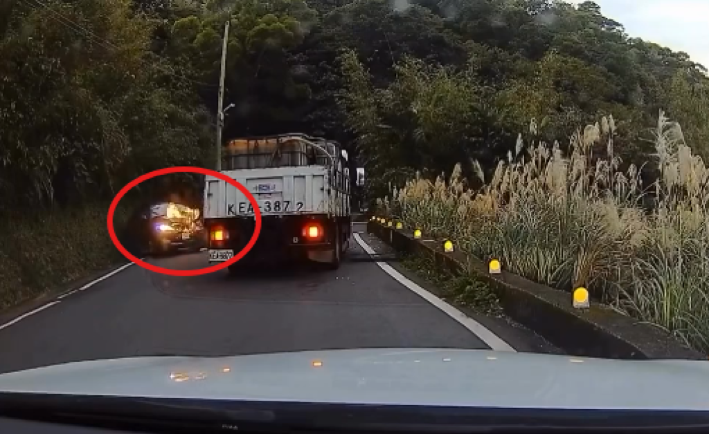 影/山路過彎失控撞貨車 轎車起火貨車狂噴水