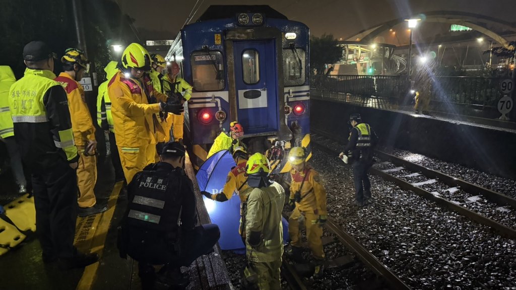 暖暖火車站深夜死傷事故！男疑低頭找物侵入軌道 遭區間車撞擊慘死車底