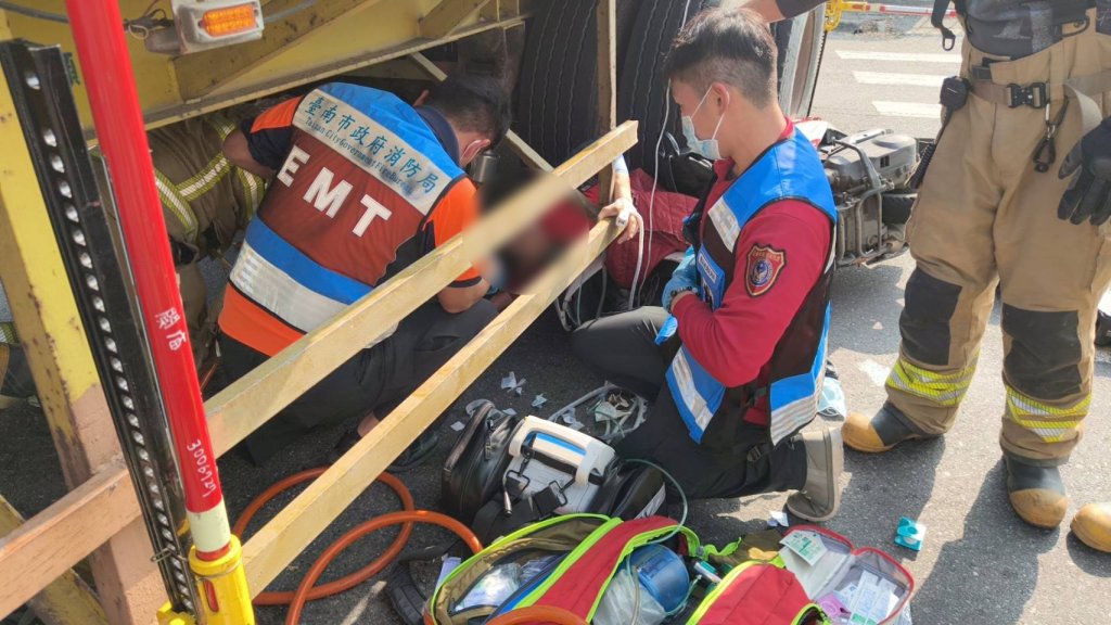 快訊／台南驚悚車禍！拖板車輾壓機車「女騎士右腿卡輪下」　警消急搶救送醫