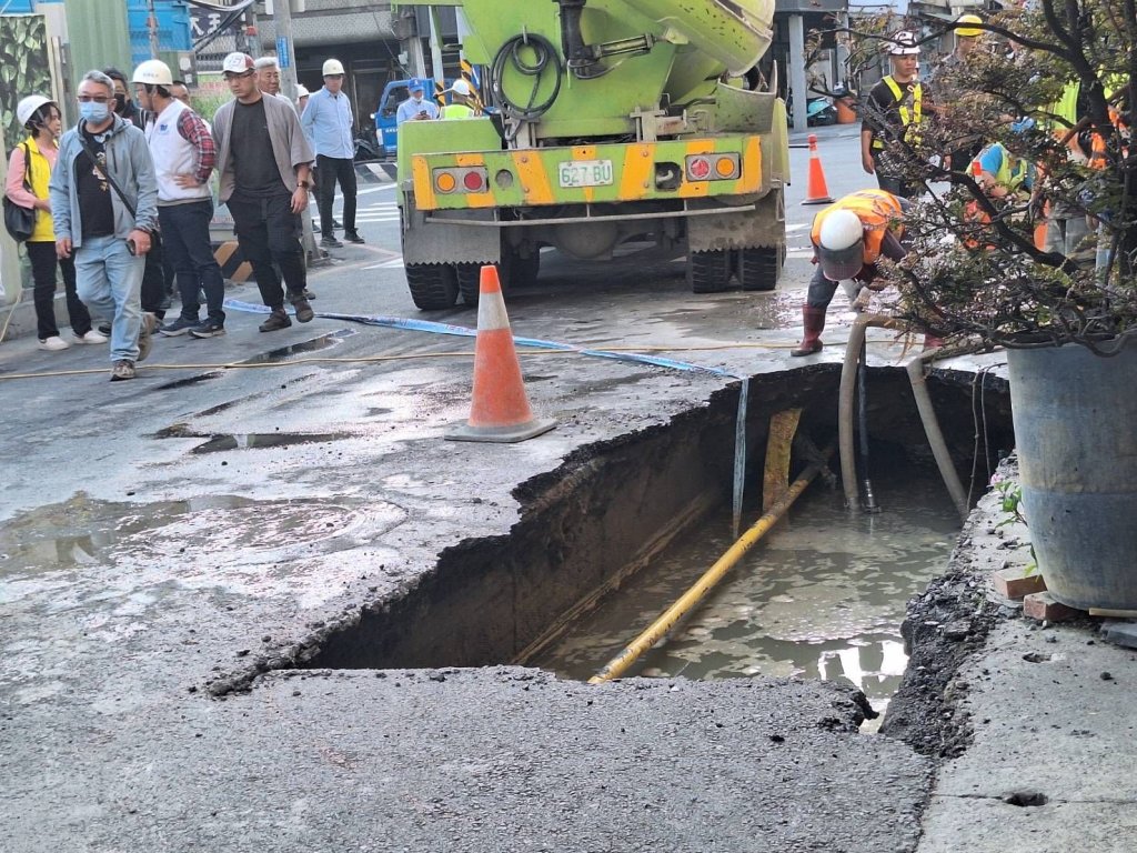 台南五妃街驚現「2公尺深天坑」！疑自來水管破裂掏空地基　工務局封路灌漿搶修